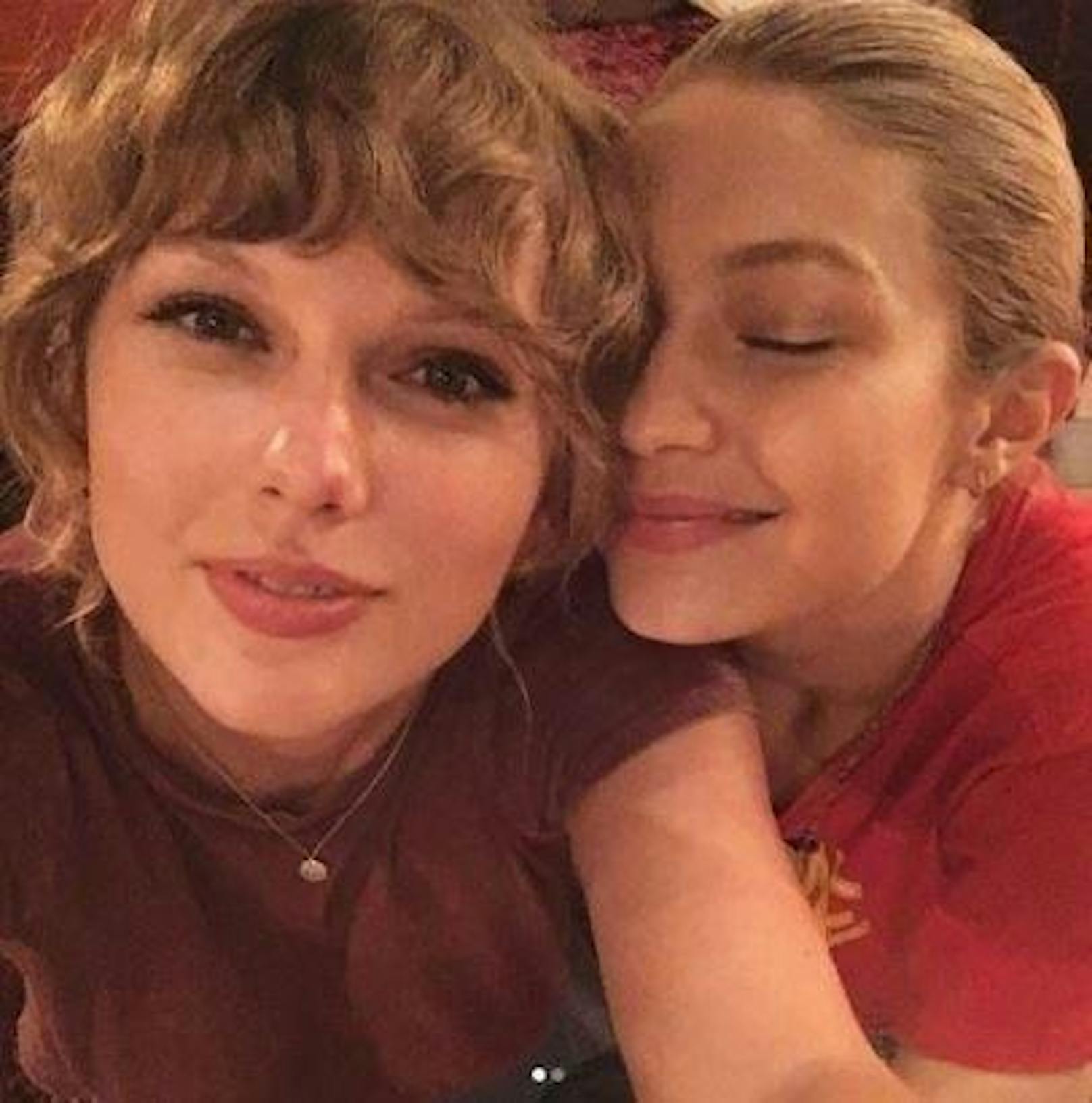 17.12.2017: Gigi Hadid gratulierte mit diesem herzigen Foto ihrer Busenfreundin Taylor Swift nachträglich zum Geburtstag.
