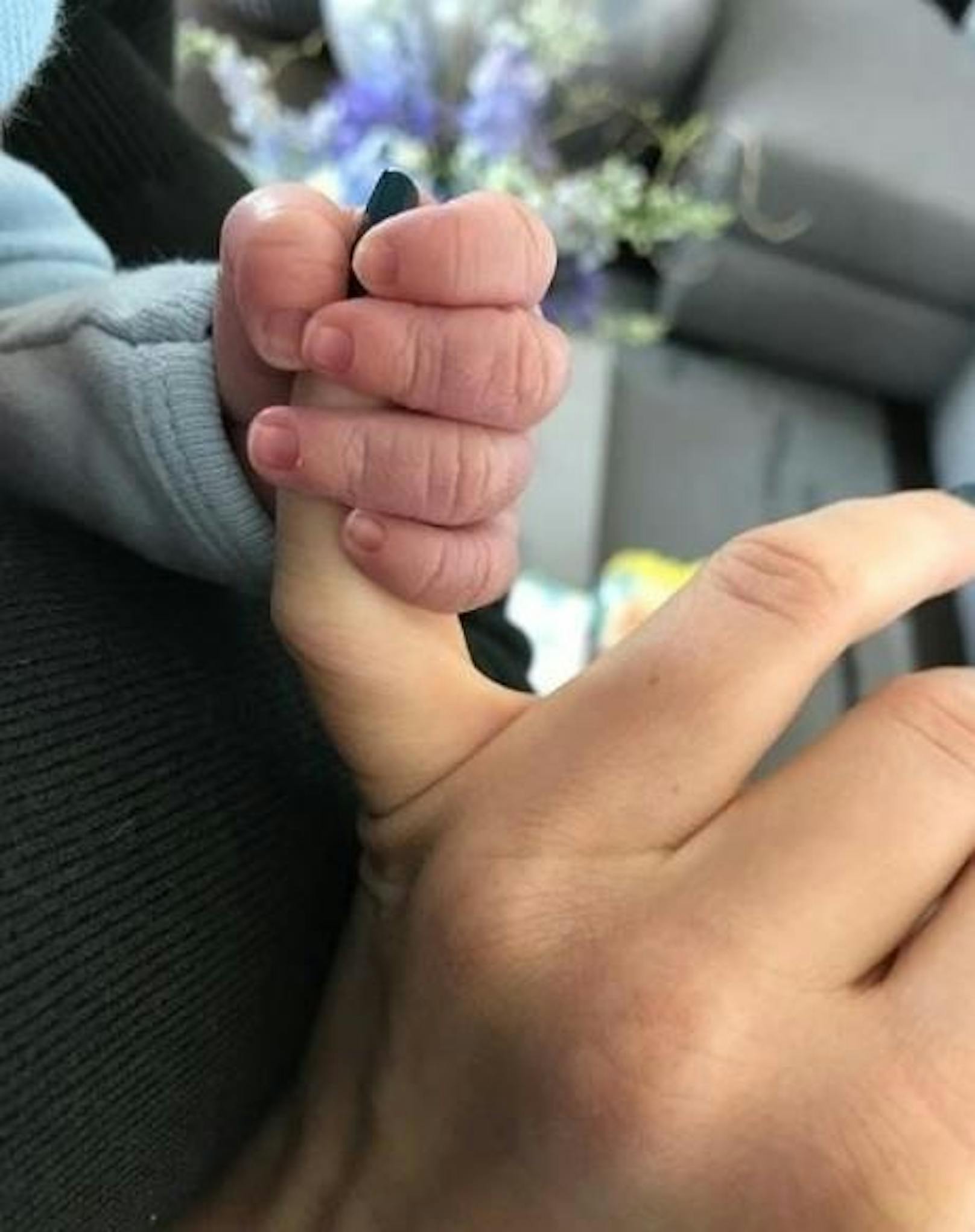22.03.2018: Wenige Tage nach der Geburt ihres Sohnes zeigt Ana Ivanovic das erste Bild vom Nachwuchs auf Instagram. Viel mehr als eine winzige Hand gibt es allerdings noch nicht zu sehen.