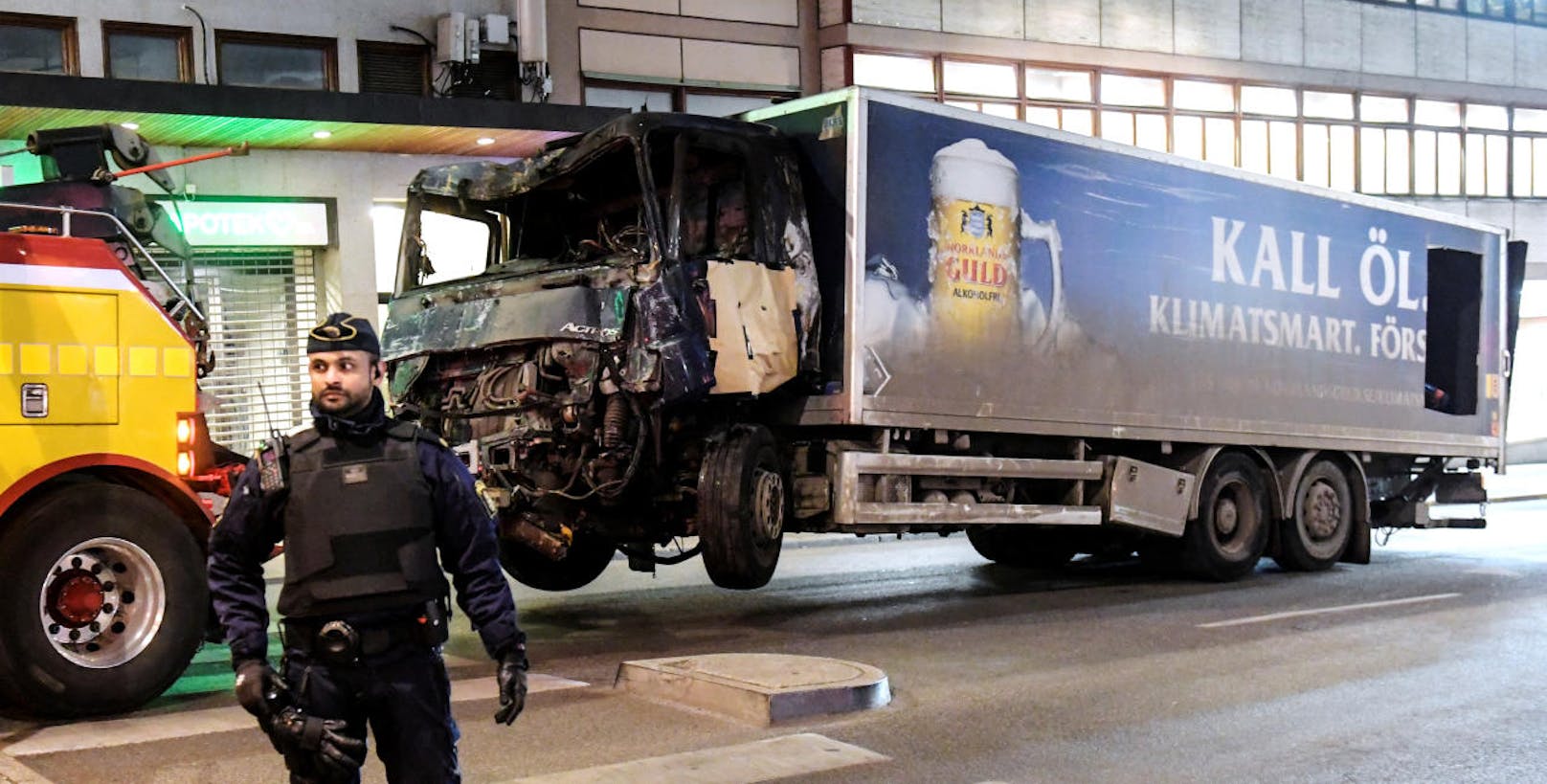 Abgeschleppt: Der gestohlene Brauereilastwagen war zunächst durch die Fußgängerzone in der Innenstadt Stockholms gerast und dann in den Eingangsbereich eines Kaufhauses gekracht.