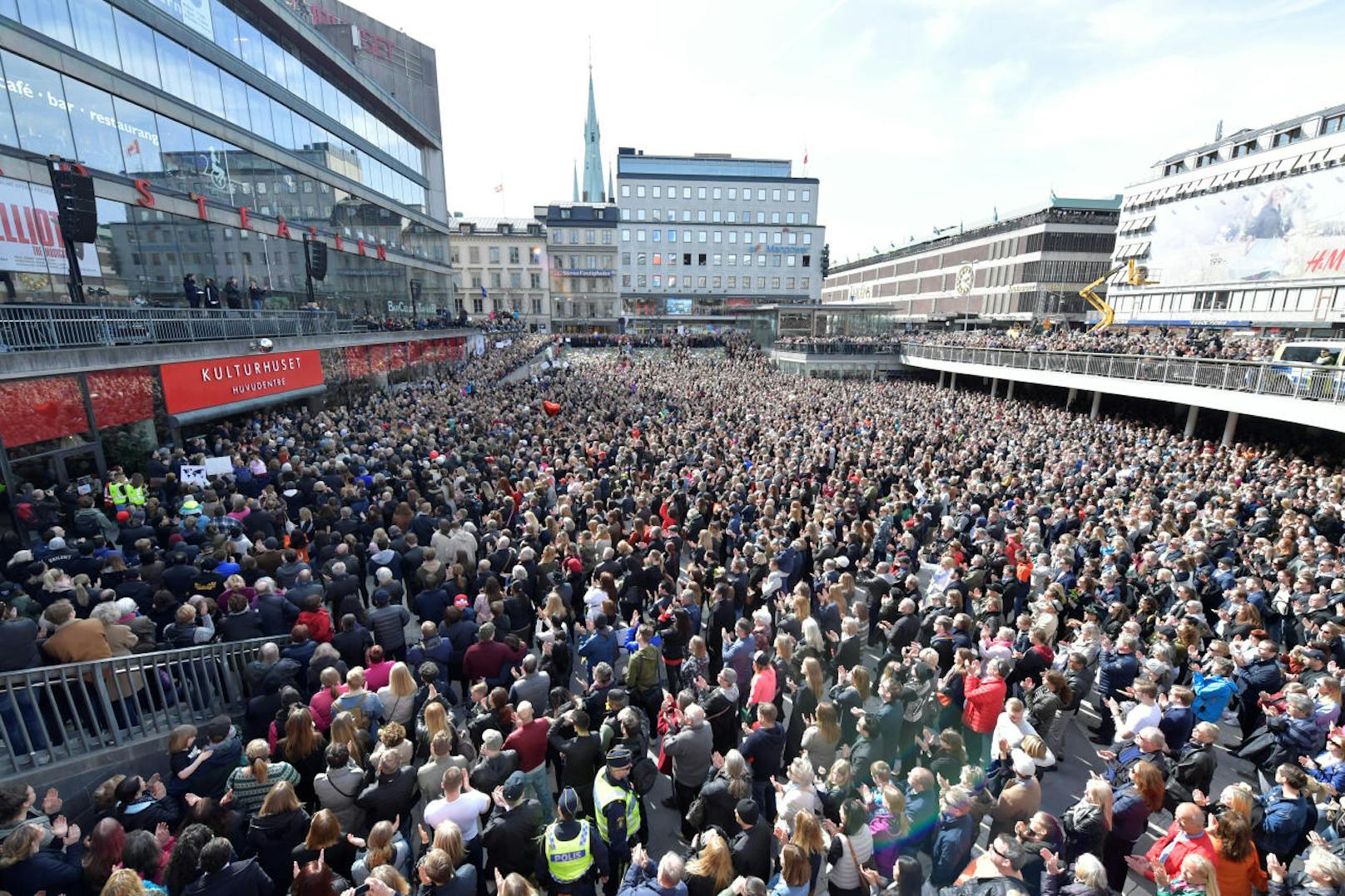 Zehntausende Schweden gedachten der Anschlagsopfer von Stockholm und setzten mit dem "Lovefest" ein Zeichen gegen Terror und Hass