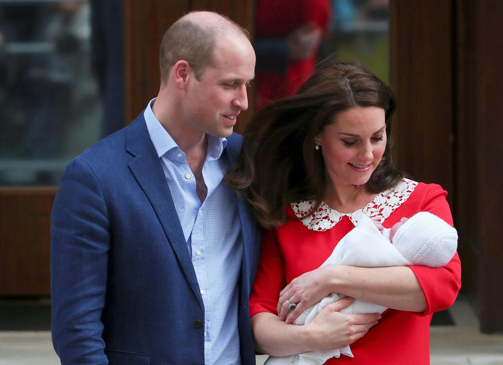 Catherine, die Duchess of Cambridge, und Prinz William verlassen den Lindo-Flügel des St Mary's Spitals nach der Geburt ihres dritten Kindes, Prinz Louis Arthur Charles of Cambridge. (23.4.2018)