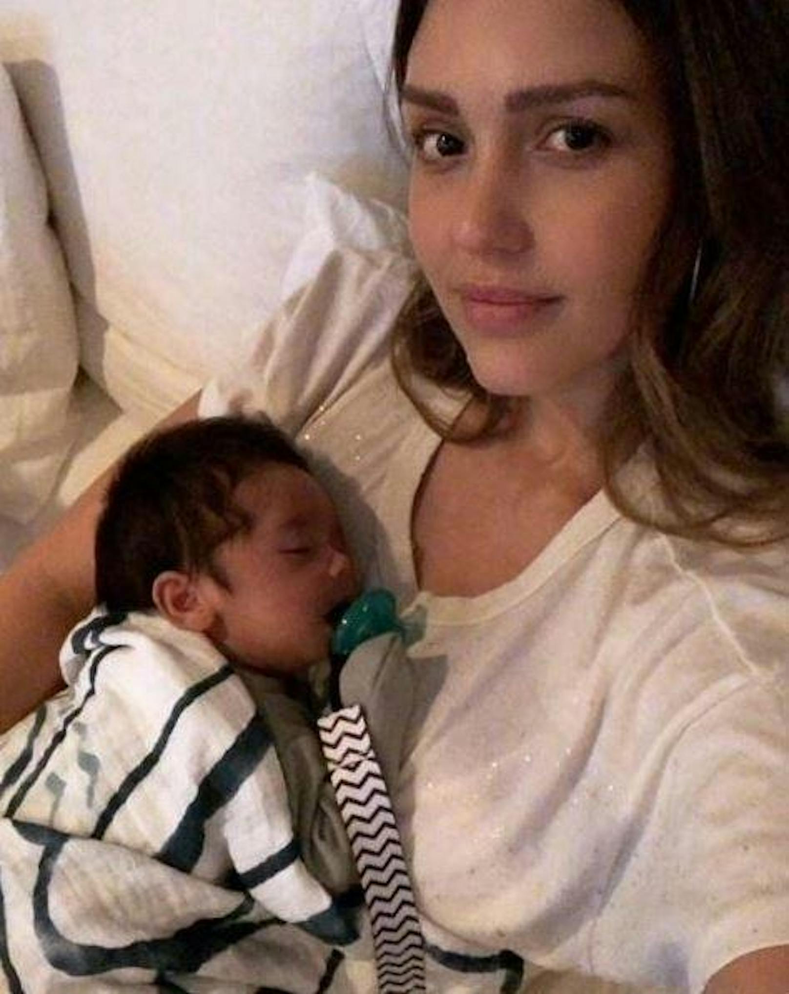 31.01.2017: Jessica Alba schaut gerade mit ihrem Baby die zweite Staffel der Netflix-Serie "Grace & Frankie" .