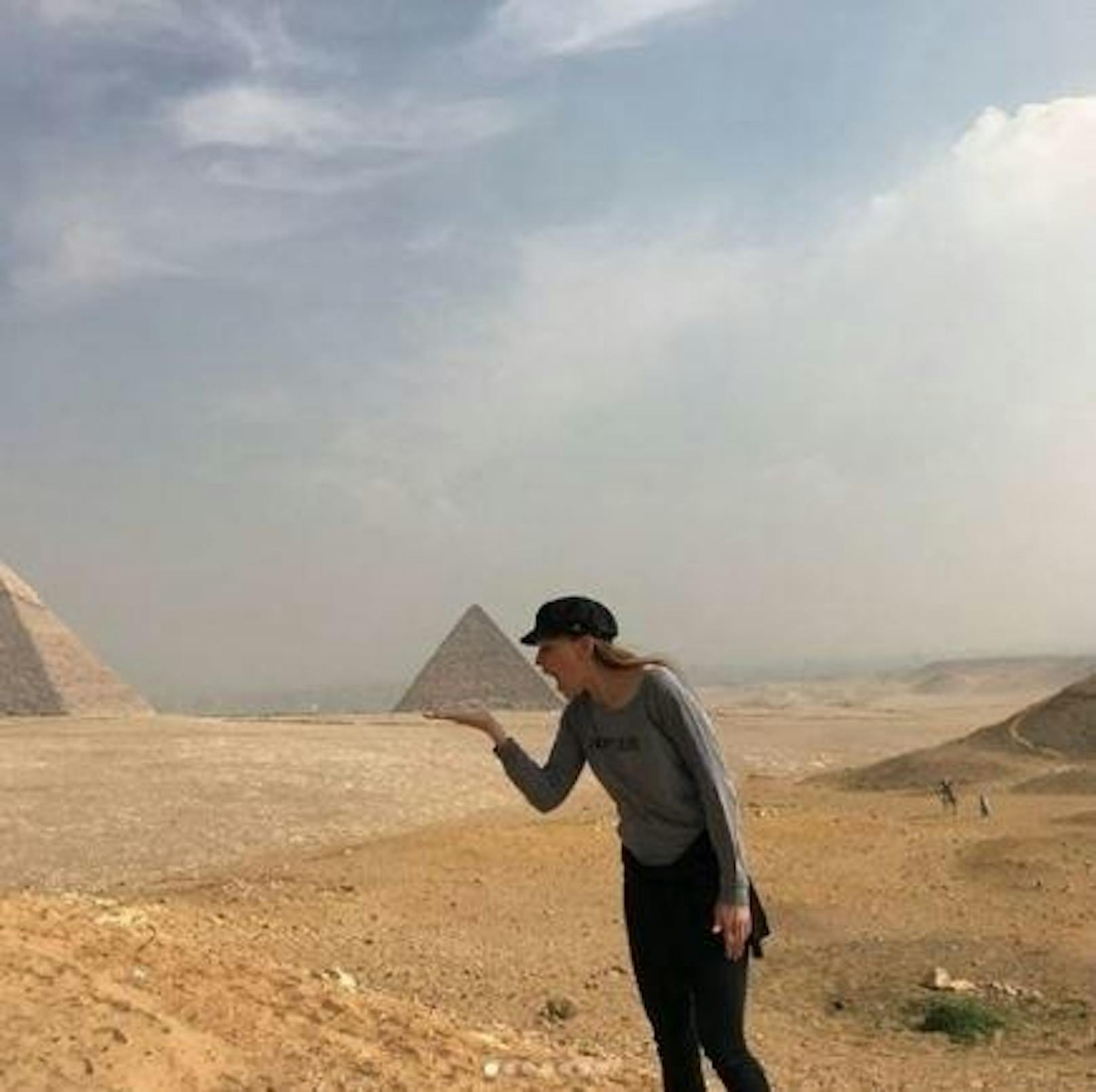 06.12.2017: Hillary Swank schickt ihren Fans mit diesem Foto liebe Grüße aus Ägypten.