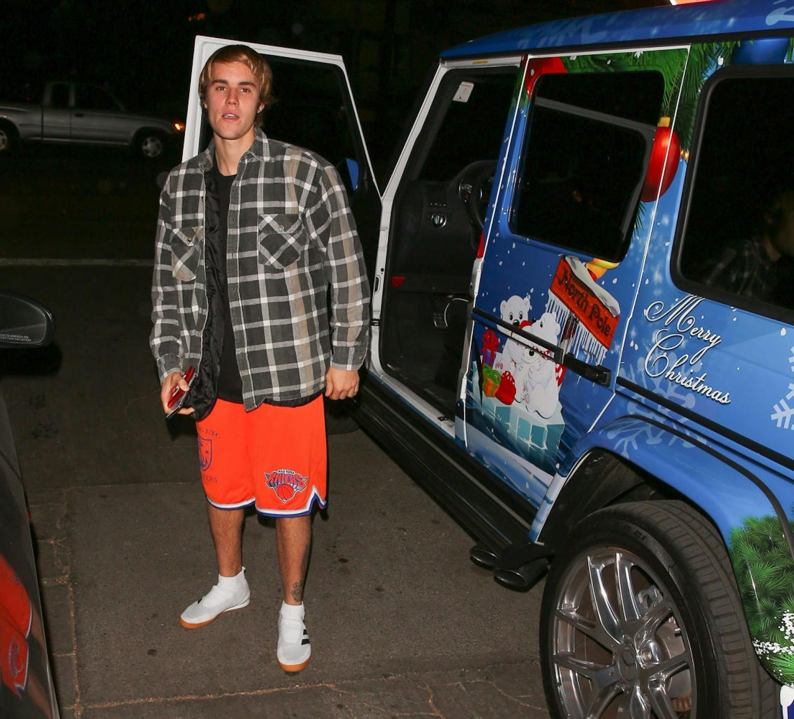Justin Bieber neben seinem Weihnachtsmobil 