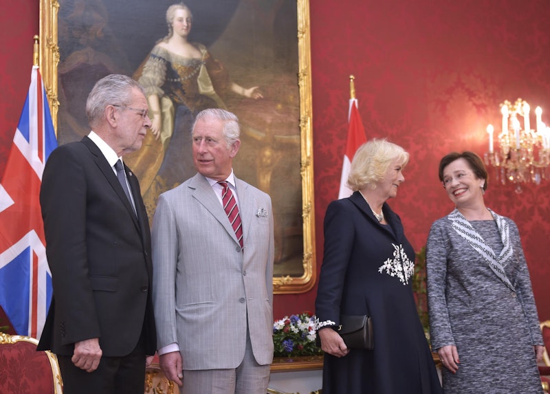 Der britische Thronfolger Prinz Charles (2.v.l.) und seine Ehefrau Herzogin Camilla (3.v.l.) werden am Mittwoch, 5. April 2017, von Bundespräsident Alexander Van der Bellen (l.) und seiner Ehefrau Doris Schmidauer (r.) in der Präsidentschaftskanzlei in Wien im Rahmen ihres Österreich-Besuches empfangen.
