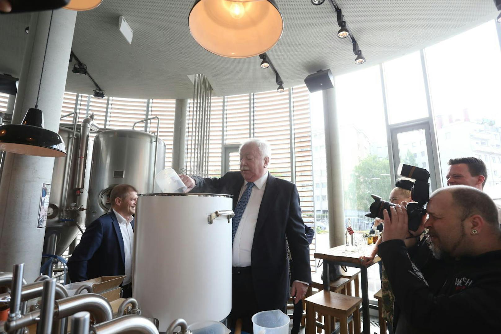 Bierig: Bürgermeister Michael Häupl (SPÖ) half in der Ottakringer Brauerei beim Einmaischen des "Inselbiers" fürs Donauinselfest 2017.