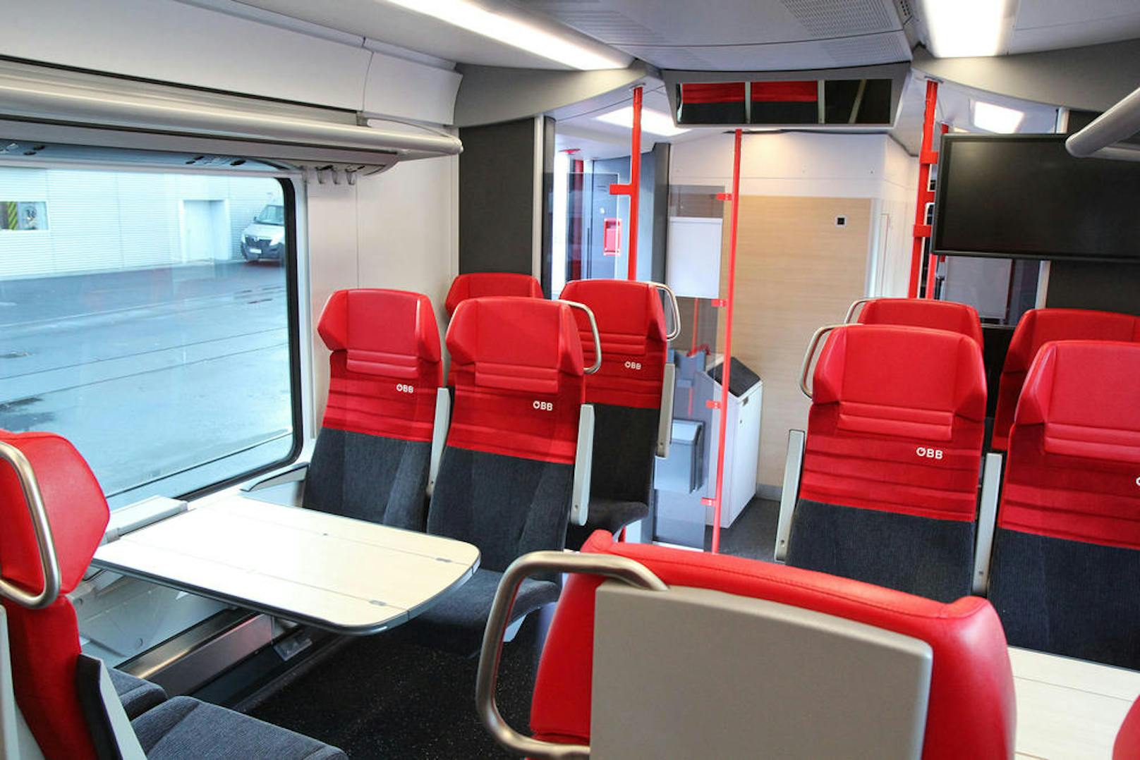 Erst seit Ende 2015 fahren in Wien Cityjets auf den S-Bahn-Strecken. Nun werden sie umgerüstet. Die Passagiere sollen mehr Beinfreiheit bekommen.