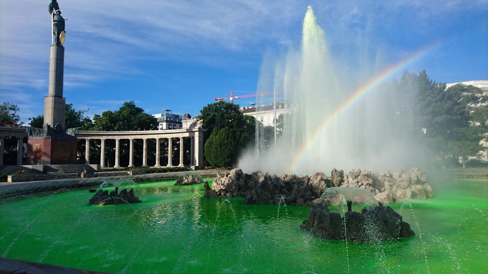 Unbekannte färbten Hochstrahlbrunnen am Wiener Schwarzenbergplatz neongrün