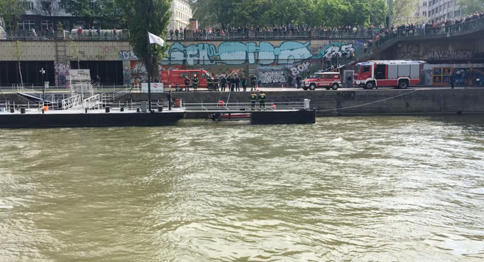 Die Feuerwehr barg das Opfer aus dem Donaukanal.