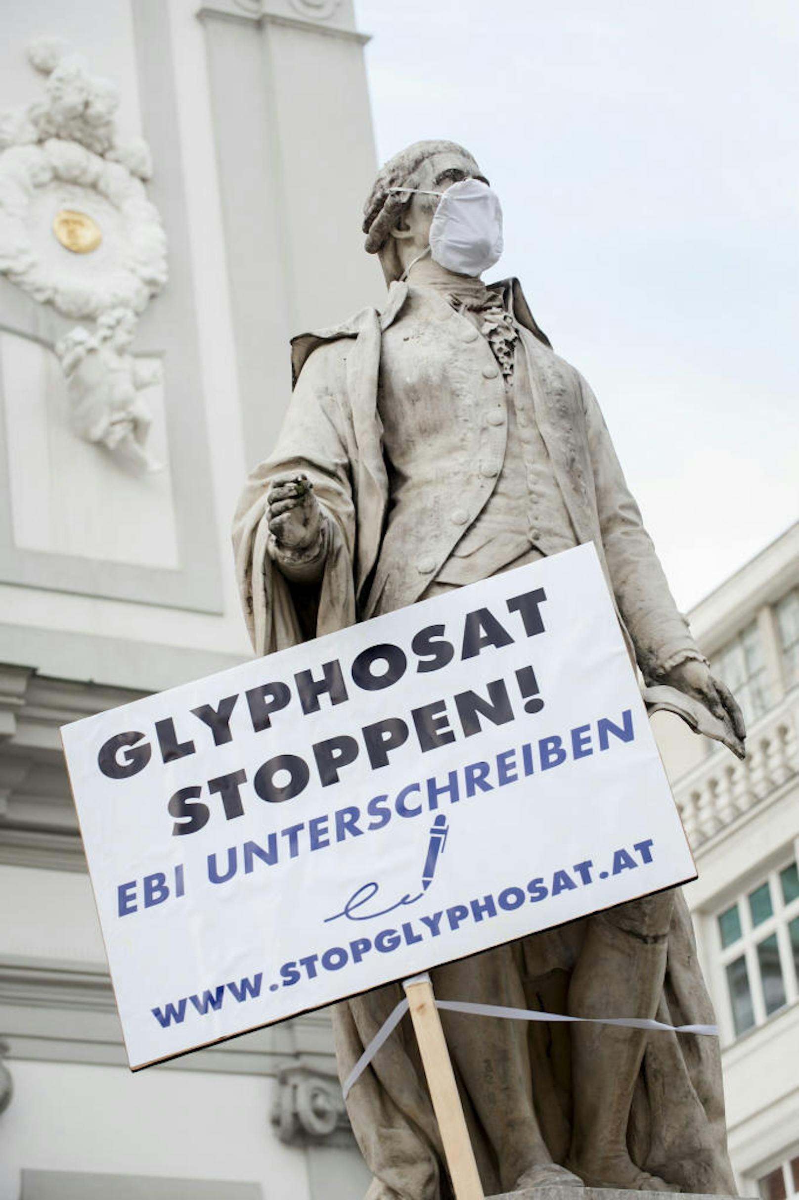 Bürgerinitiative gegen Glyphosat: https://www.global2000.at/stop-glyphosat/