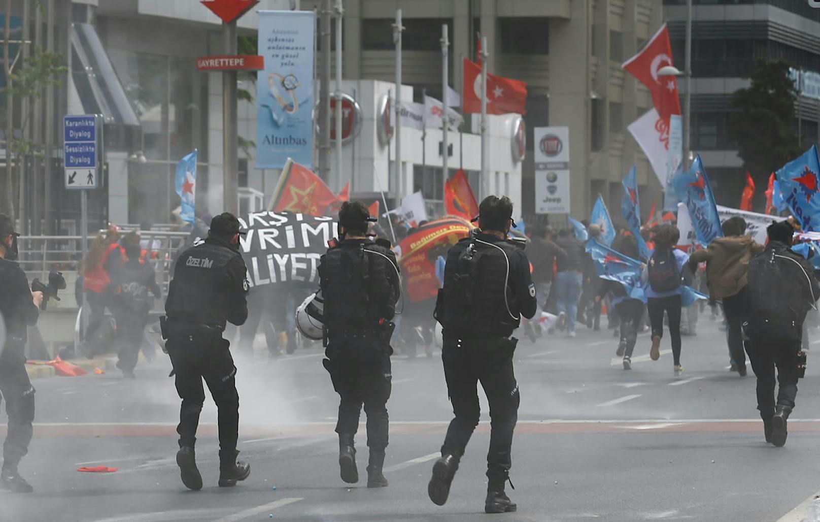 Die türkische Polizei setzte am 1. Mai Tränengas gegen Demonstranten ein, die trotz Verbots auf den Taksim-Platz marschieren wollten.