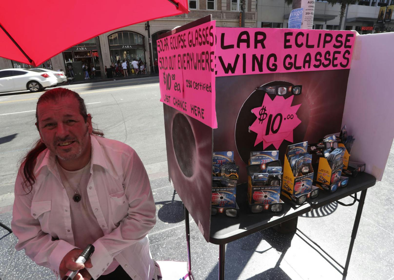 Derek MacKenzie aus Kalifornien macht heute mit seinen Sonnenfinsternis-Brillen für 10 Dollar das Stück ein gutes Geschäft.