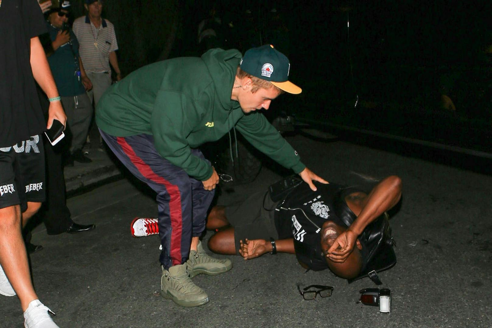 Justin Bieber bleibt bei dem verletzten Mann  bis die Polizei und die Rettung eintrifft.