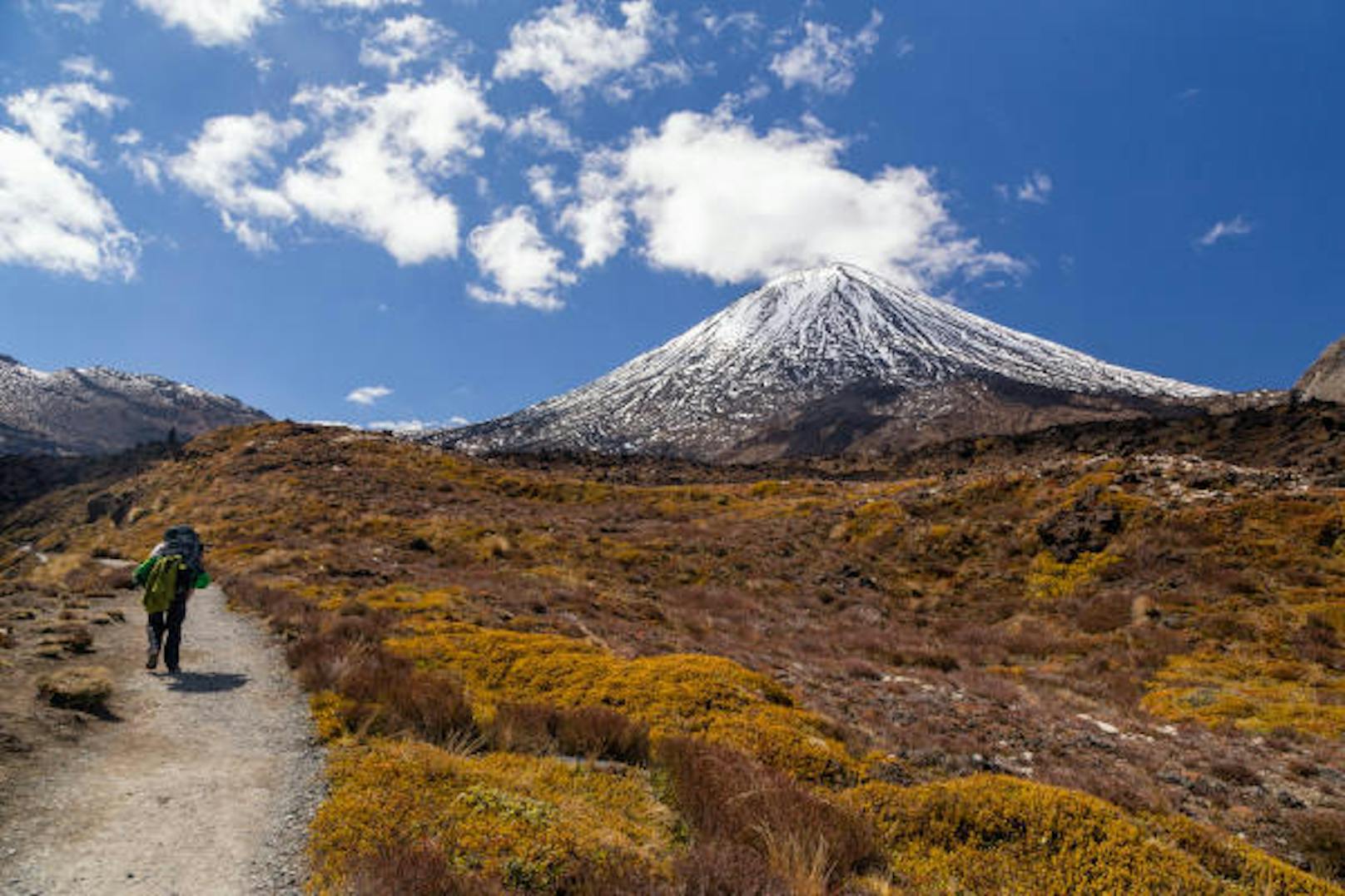 <b>Tongariro Crossing, Neuseeland:</b> Mit vulkanischen Landschaften und mehrfarbigen Seen, die wie aus einer anderen Welt scheinen, gilt dieser Trail auf der Nordinsel als die schönste Tageswanderung des Landes. Distanz: 19,4 Kilometer, Dauer: 6 Stunden, Anforderung: einfach bis mittel.