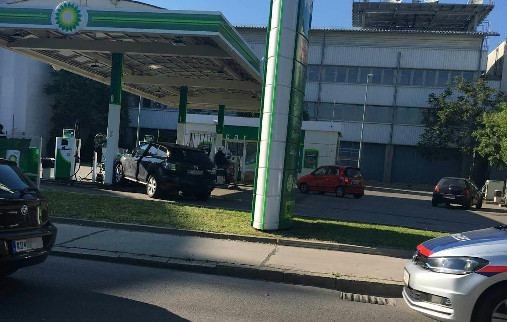 Der SUV rammte eine Tankstelle in Wien-Floridsdorf.