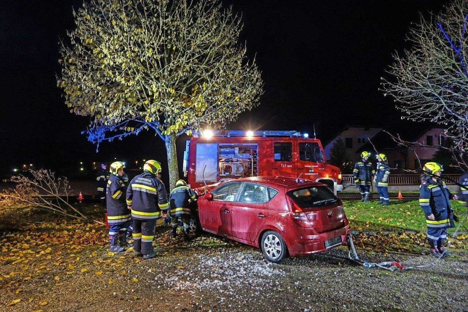 Die Frontpartie des roten Hyundais wurde beim Unfall zertrümmert.