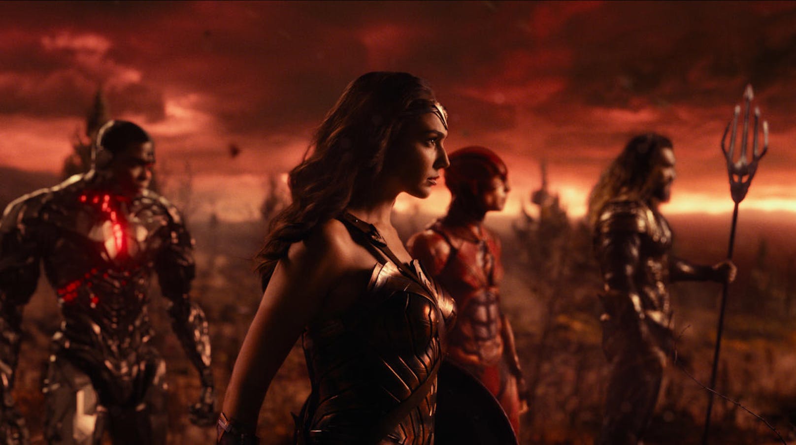 Von links: Cyborg (Ray Fisher), Wonder Woman (Gal Gadot), The Flash (Ezra Miller) und Aquaman (Jason Momoa) stellen sich dem Kampf gegen Steppenwolf. 