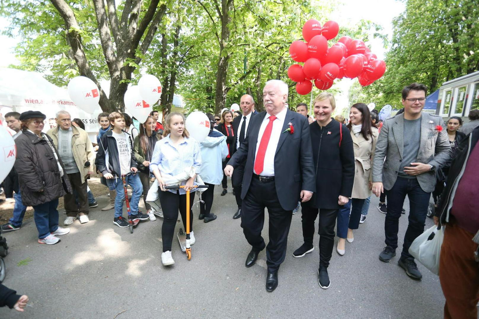 Spaziergang über die Hauptallee: Bürgermeister Michael Häupl mit Stadträtin Sandra Frauenberger und Stadtrat Jürgen Czernohorszky