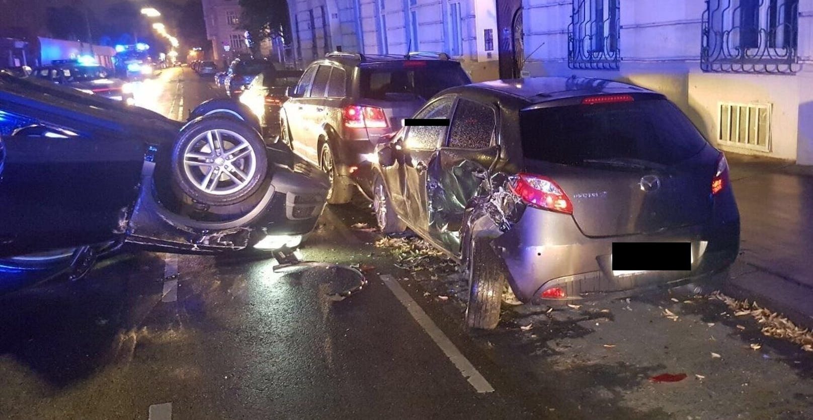 Der 29-Jährige rammte ein parkendes Auto und überschlug sich mit seinem Fahrzeug. Wie durch ein Wunder blieb er unverletzt.
