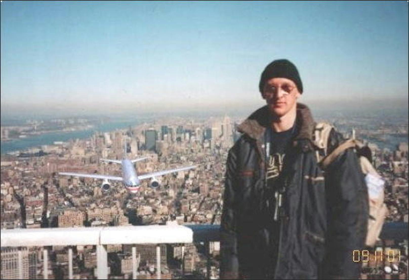 <b>Tourist Guy:</b> Der Tourist Guy ist ein Internetphänomen durch ein gefälschtes Foto. Es geriet nach den Anschlägen von 9/11 auf das World Trade Center in Umlauf und zeigt einen Touristen, der auf dem Observationsdeck des Gebäudes steht. Im Hintergrund nähert sich eines der Flugzeuge, das in den Gebäuden einschlug.
