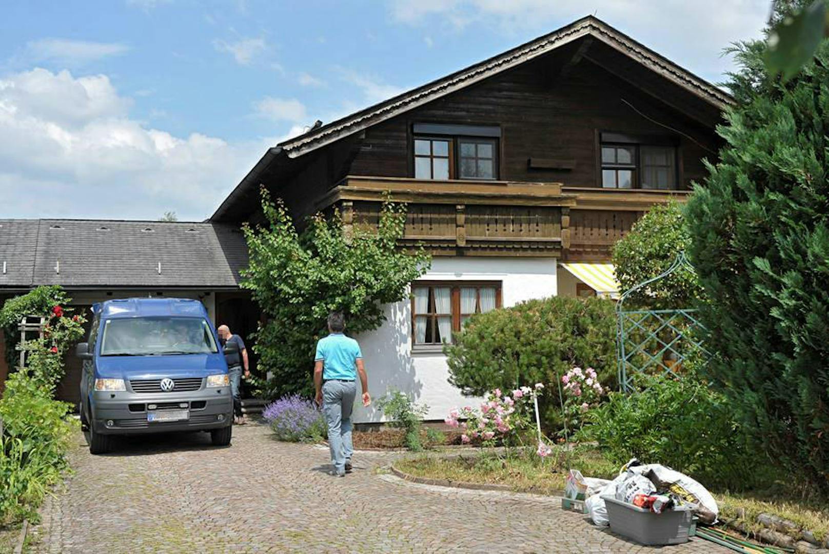 In der Garage dieses Einfamilienhauses in Mattsee wurde die Leiche des 73-Jährigen gefunden.