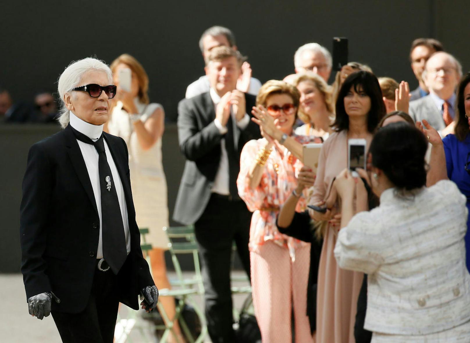 German designer Karl Lagerfeld appears at the end of his Haute Couture Fall/Winter 2017/2018 collection for fashion house Chanel in Paris, France, July 4, 2017. REUTERS/Gonzalo Fuentes - RTX39YIE