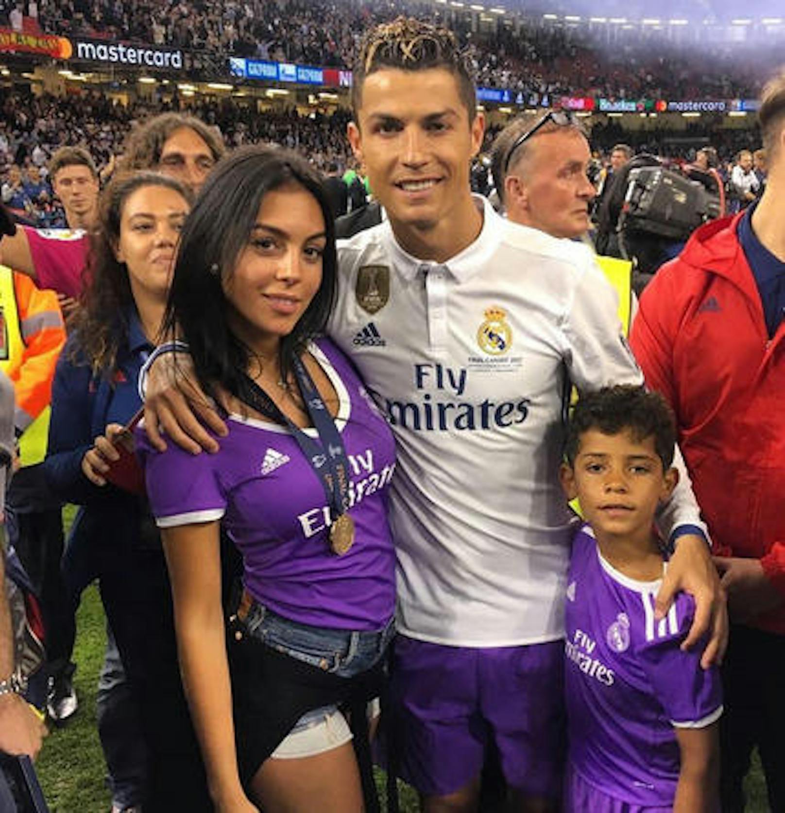 Ronaldo feierte in Cardiff mit Freundin Georgina und Sohnemann Cristiano Junior.