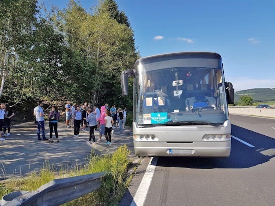 Ein Reisebus kann nicht weiterfahren. Symbolbild. 