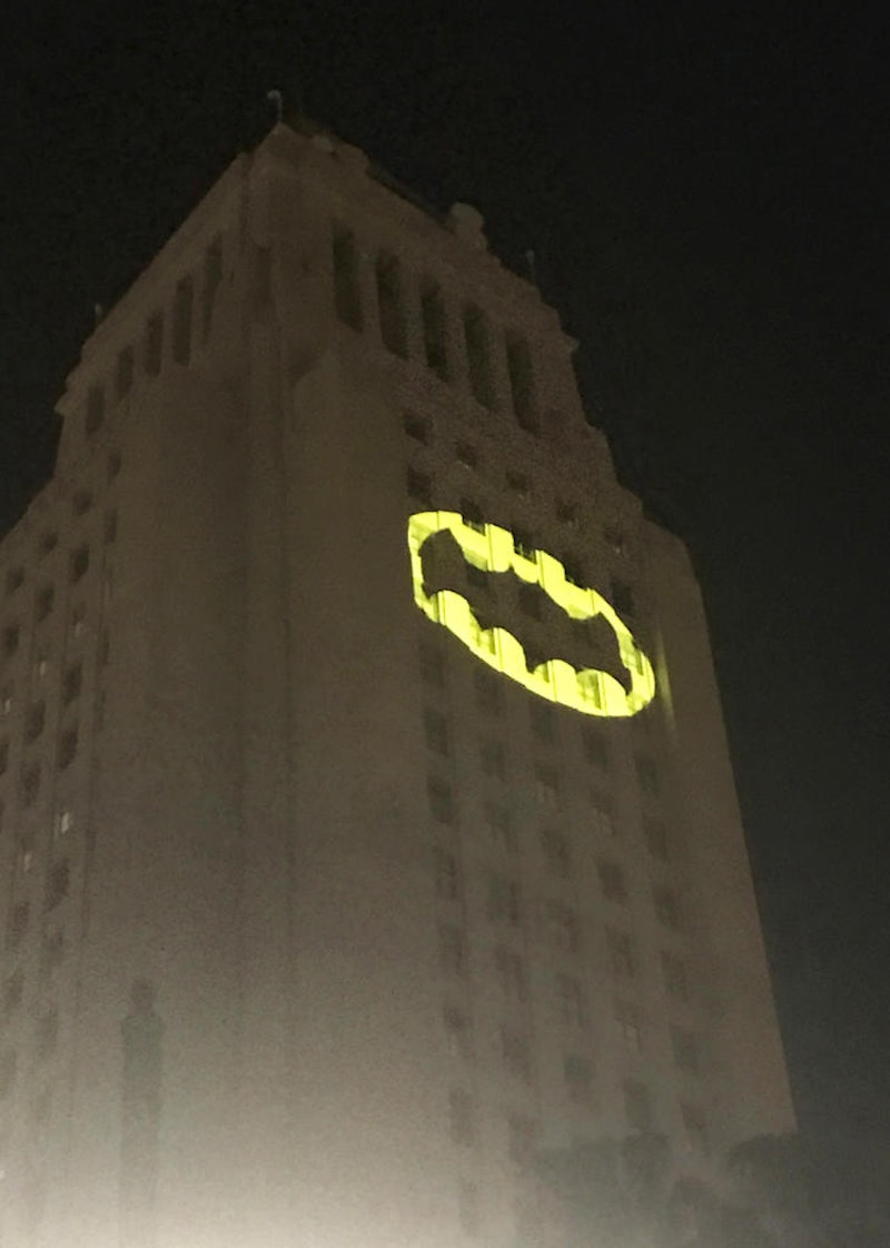 Das originale Batsignal aus der TV-Serie erstrahle in der Nacht auf Freitag am Rathaus von Los Angeles. Damit erinnert die Stadt an Batman-Darsteller Adam West, der vergangene Woche im Alter von 88 Jahren starb. Los Angeles diente in den 1960ern als Kulisse für Batmans Heimatstadt Gotham City.