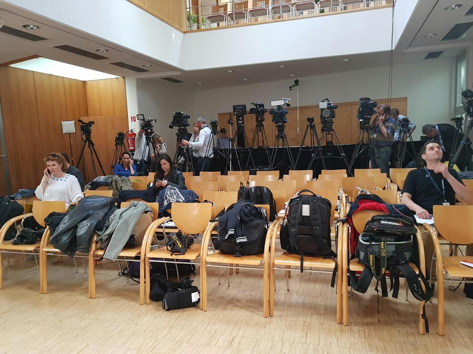 Journalisten warten auf die Pressekonferenz nach der Sitzung.