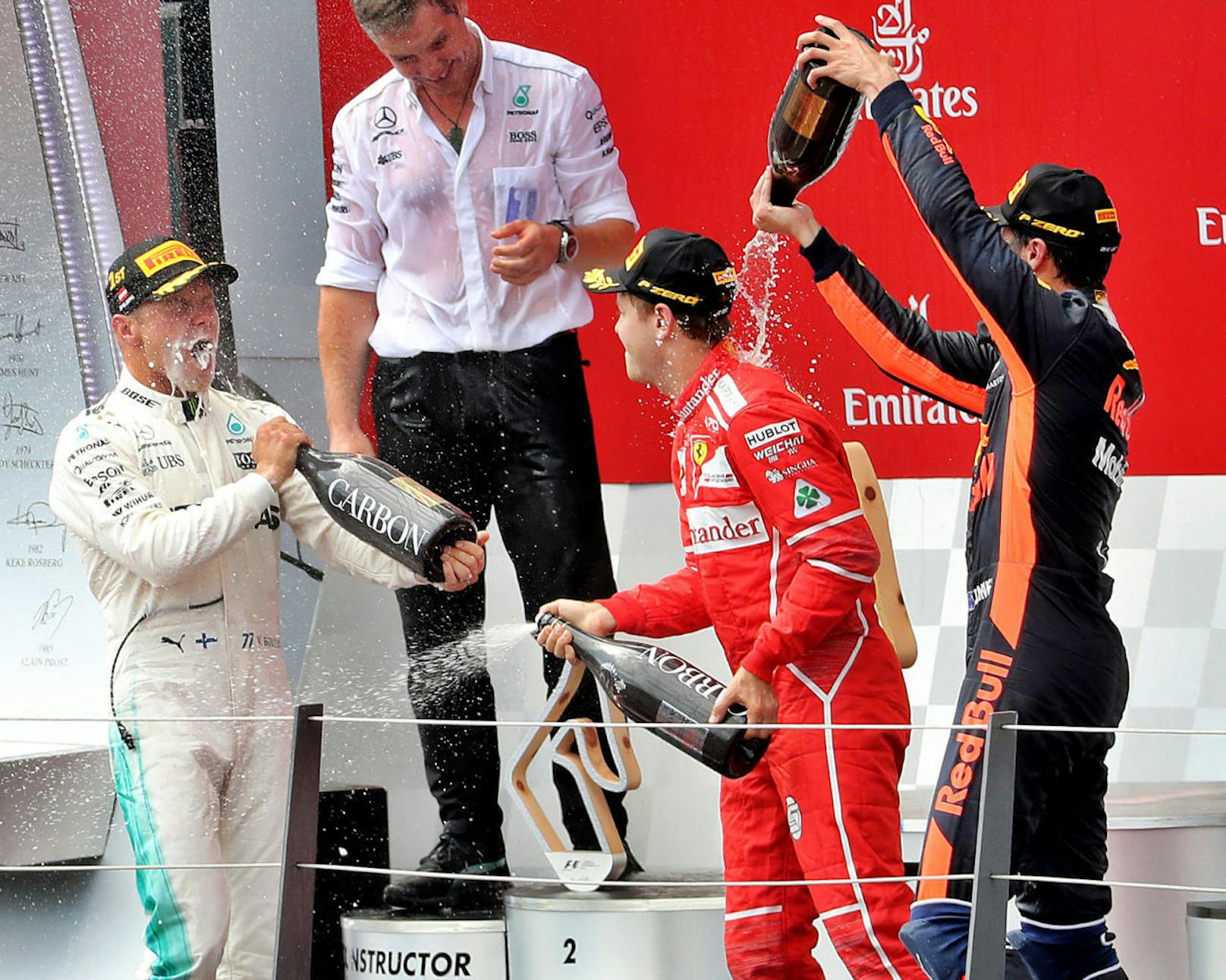 ...und so genoss Bottas einen kräftigen Schluck aus seiner Flasche Siegersekt neben Vettel und Ricciardo. Für Hamilton, der jetzt in der WM-Wertung 20 Punkte hinter Leader Vettel liegt, war auf dem Podium kein Platz mehr.