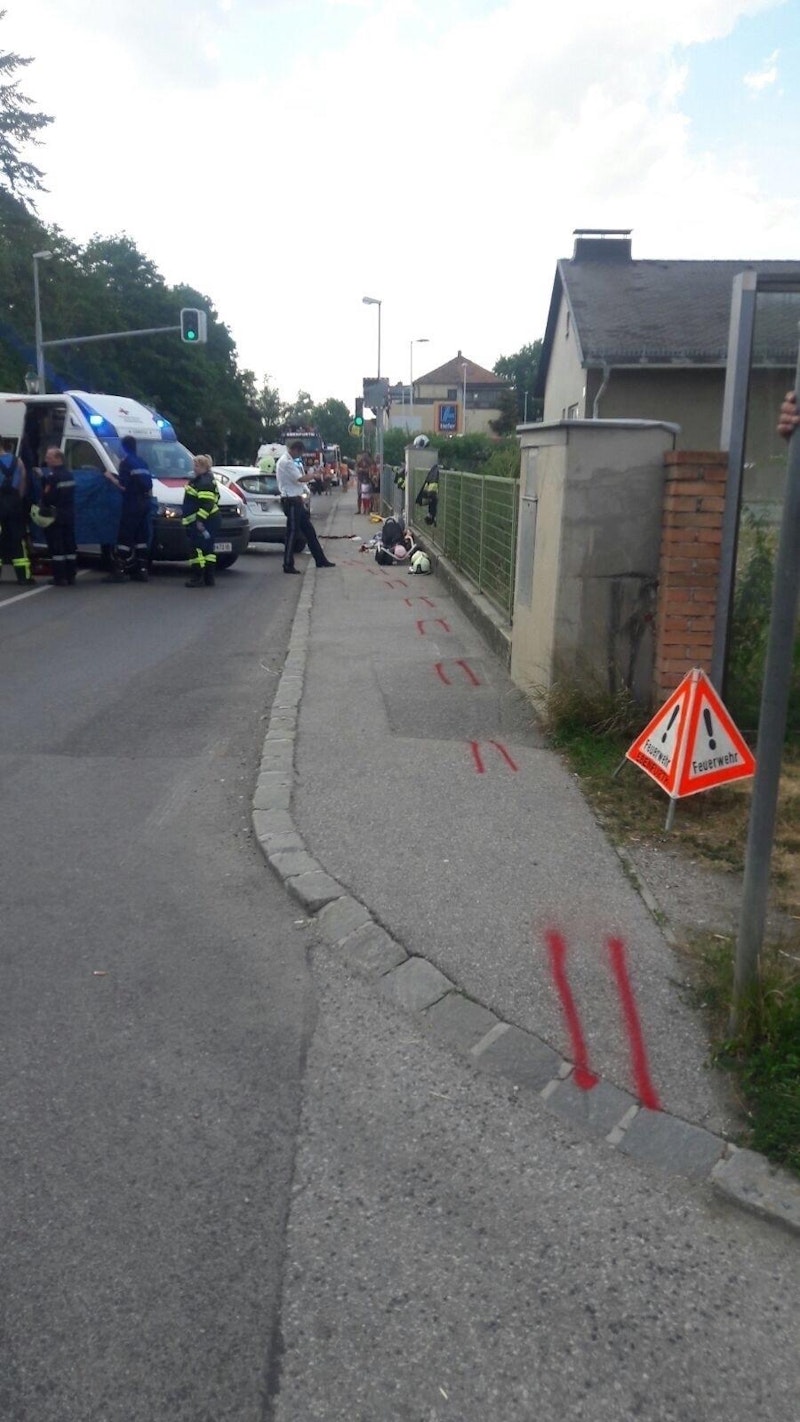 Ein Mann und ein Kind wurden schwer verletzt.