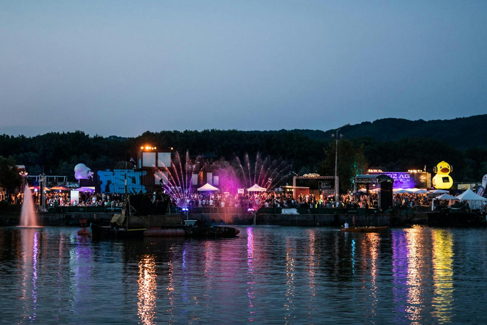Die Bubbledays 2017 locken mit einer Mischung aus Live-Konzerten, DJs, Wakeboard-Action und Graffiti bei freiem Eintritt in den Linzer Hafen.