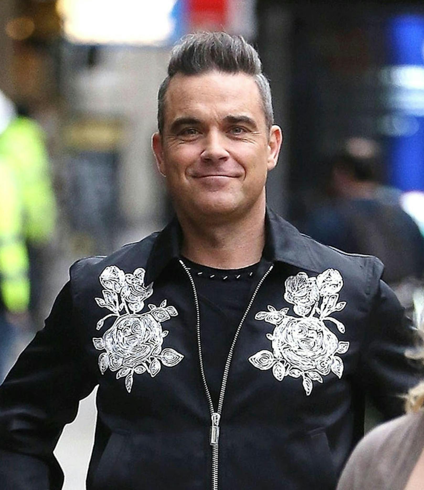 Robbie Williams am 6. Dezember 2017 vor den Global Radio Studios in London