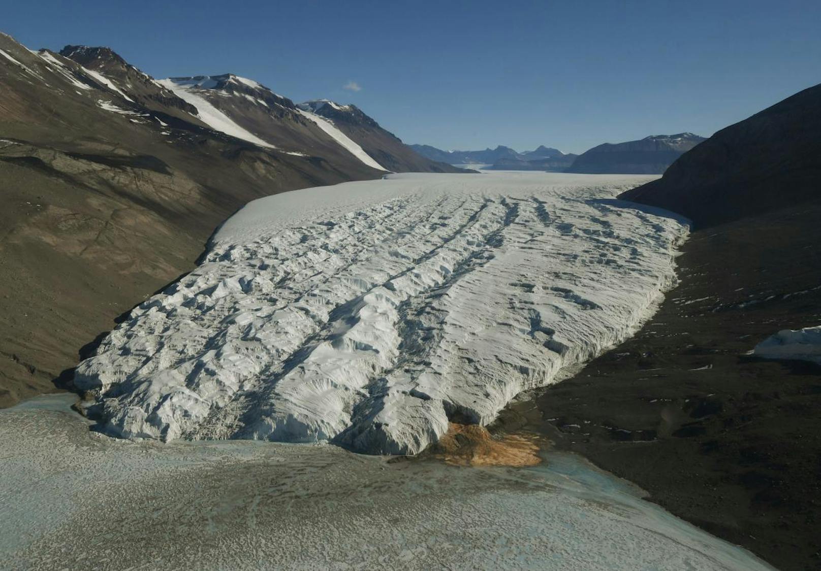 Dass es trotz dieser eisigen Umgebung - im Gletscher herrscht eine Durchschnittstemperatur von minus 17 Grad - flüssig bleibt, führen die Forscher darauf zurück, ...