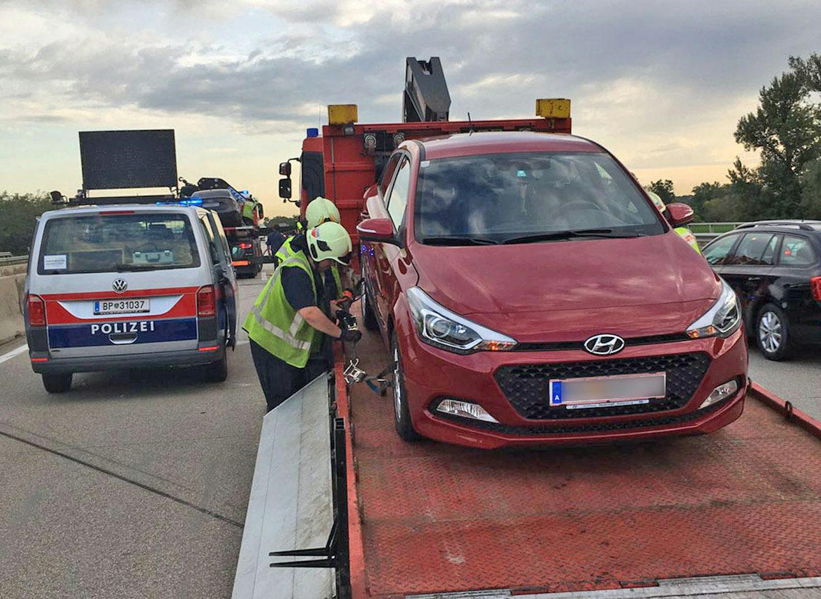 nach einem schweren Unfall staute sich der Verkehr auf der A2 in Fahrrichtung Wien am Freitag mehrere Kilometer weit.
