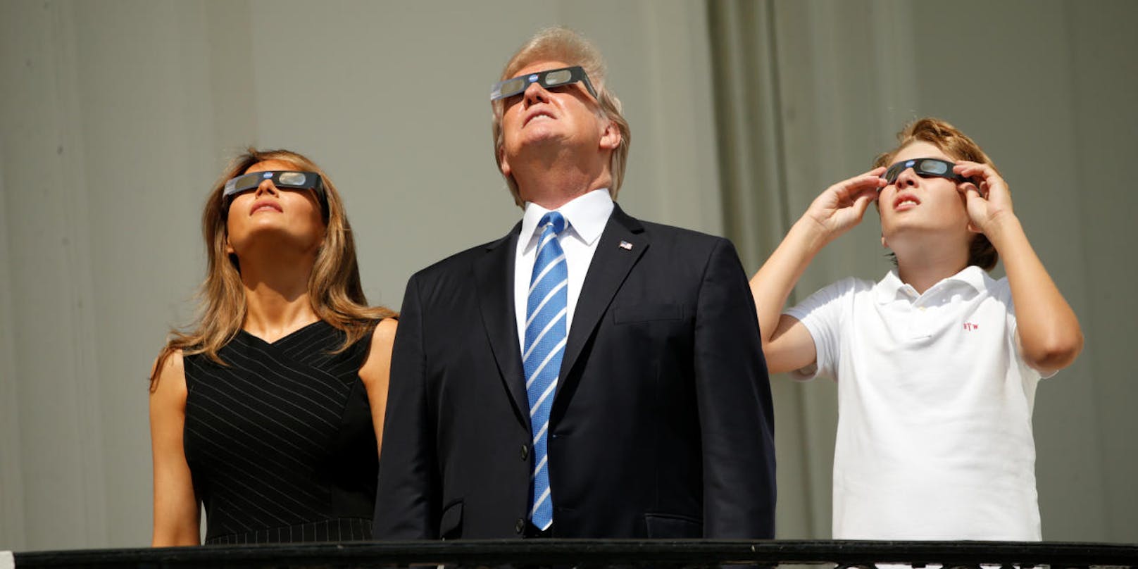 Barron, Melania und Donald Trump beim Beobachten der Sonnenfinsternis am Balkon des Weißen Hauses.