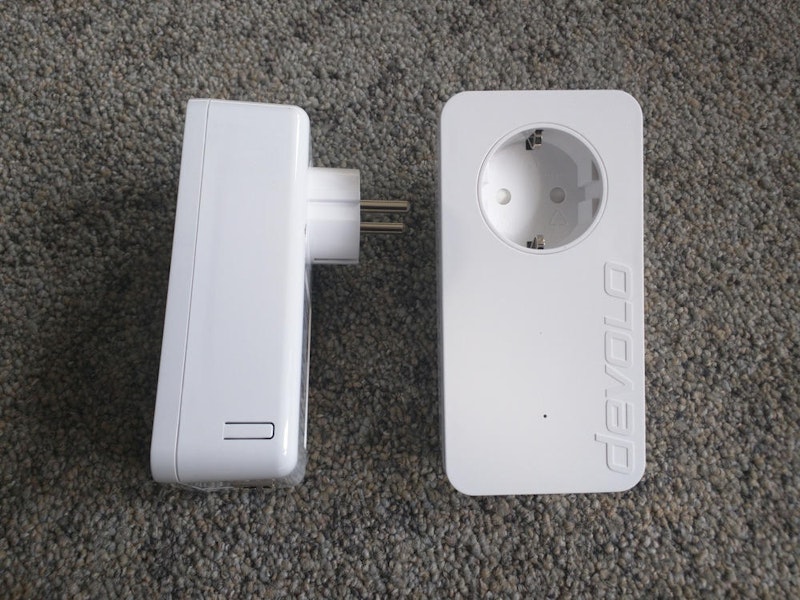 Ein Adapter wird in der Nähe des Routers in eine Steckdose gesteckt und mit dem Router verbunden. Der andere Adapter wird dort in eine Steckdose gesteckt, wo man das Netzwerk nutzen will. Bedeutet: Der Nutzer braucht nur zwei Steckdosen, sonst nichts.