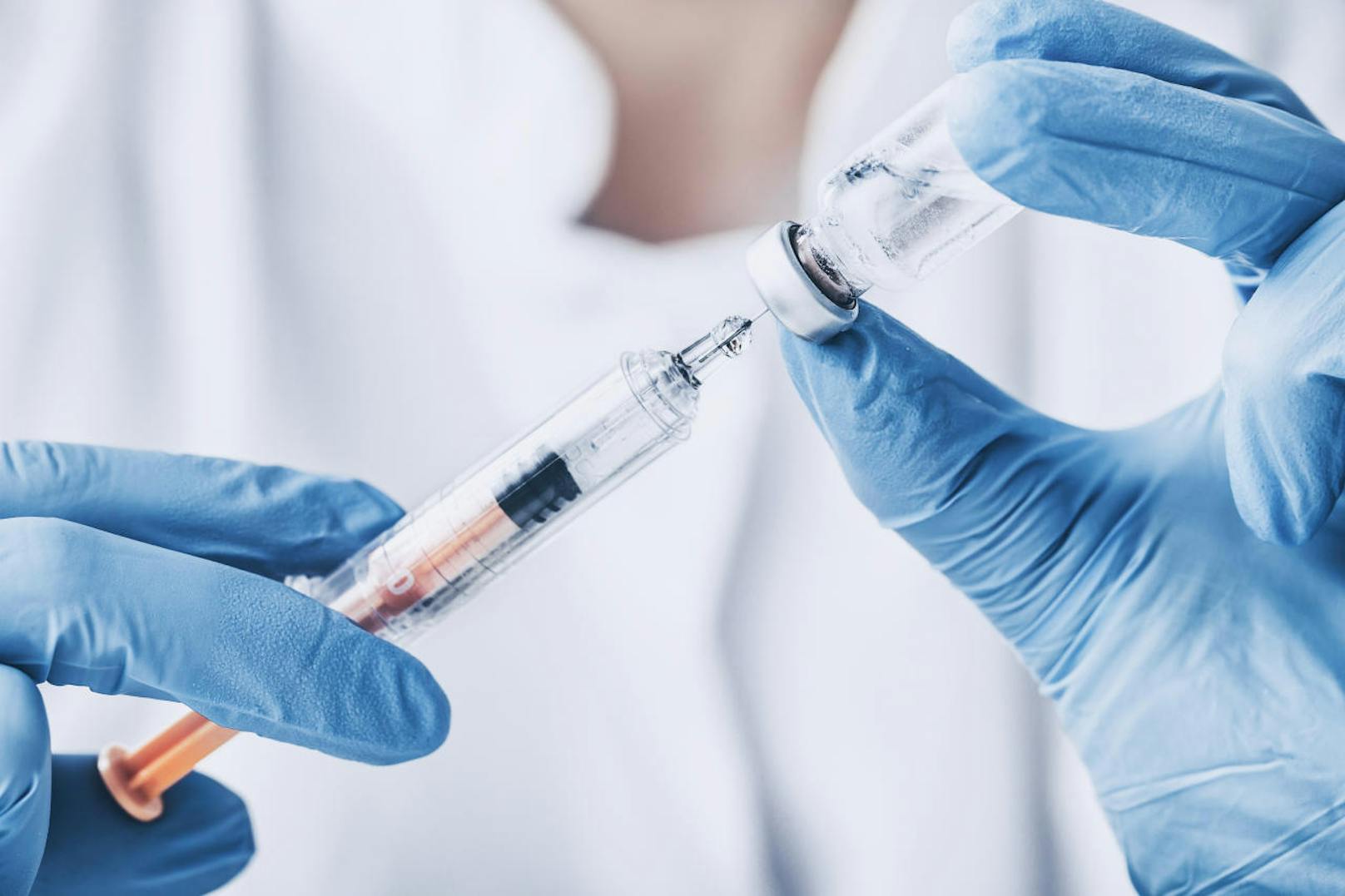 Forscher wollen freiwillige Testpersonen mit dem Coronavirus inifzieren, um die Impfstoffentwicklung voranzutreiben.<br>