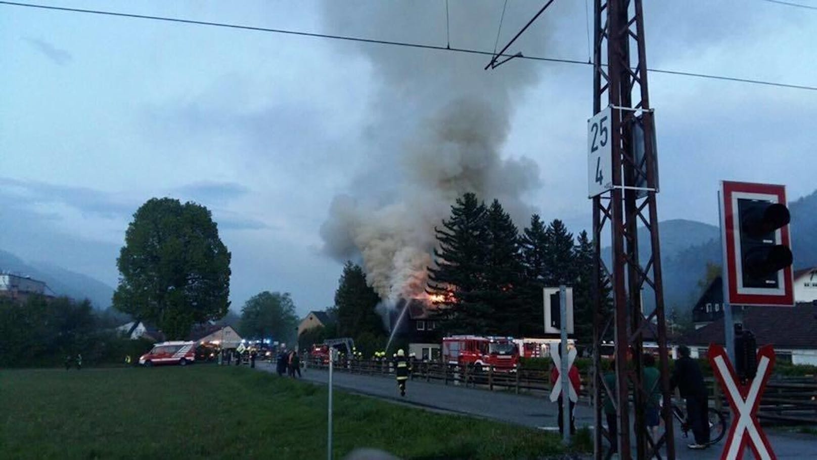 Ein ehemaliges Sägewerk steht in Flammen.
