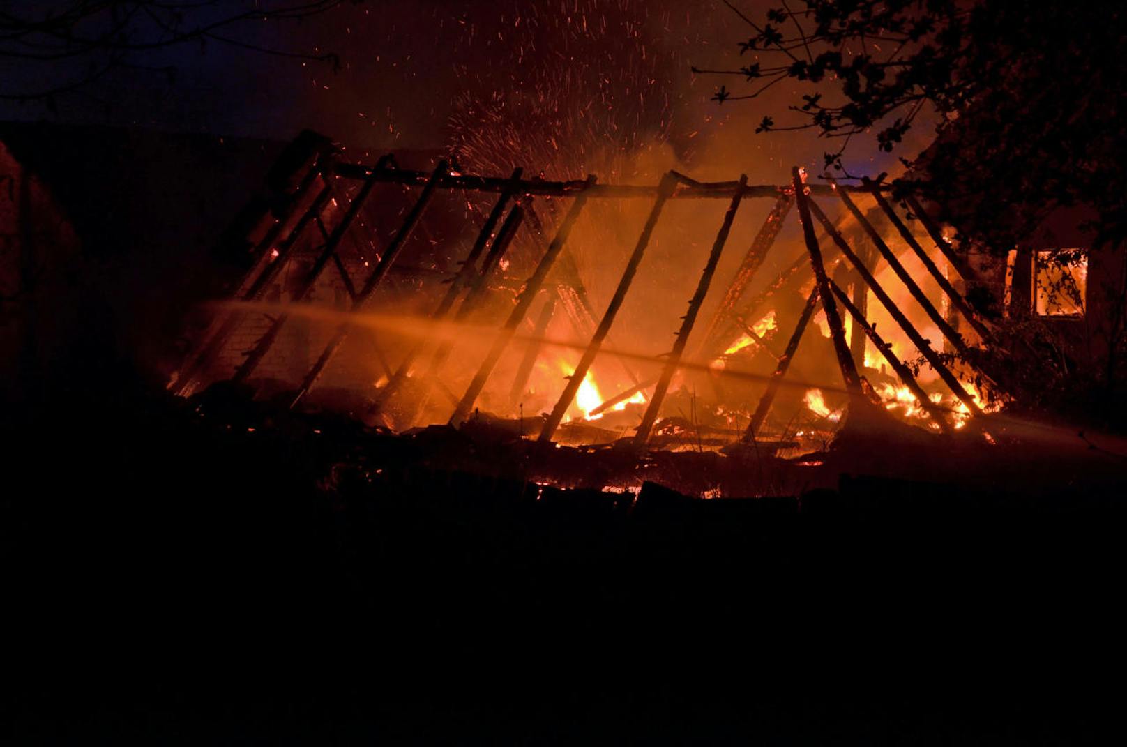 Am Dachstuhl eines Wohnhauses in Riegers brach Feuer aus, es breitete sich auch auf die angrenzende Scheune aus.