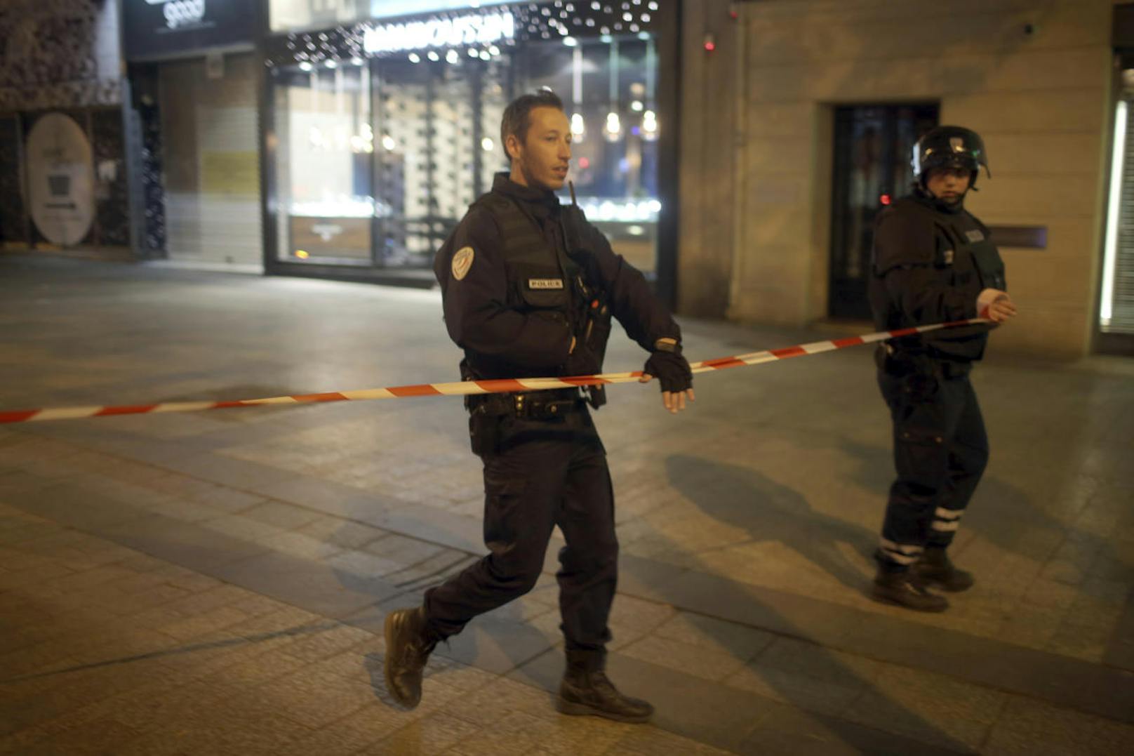 Die Polizei hatte erst am Dienstag in Marseille zwei mutmaßliche Islamisten festgenommen, in deren Wohnung ein Waffenarsenal versteckt war.