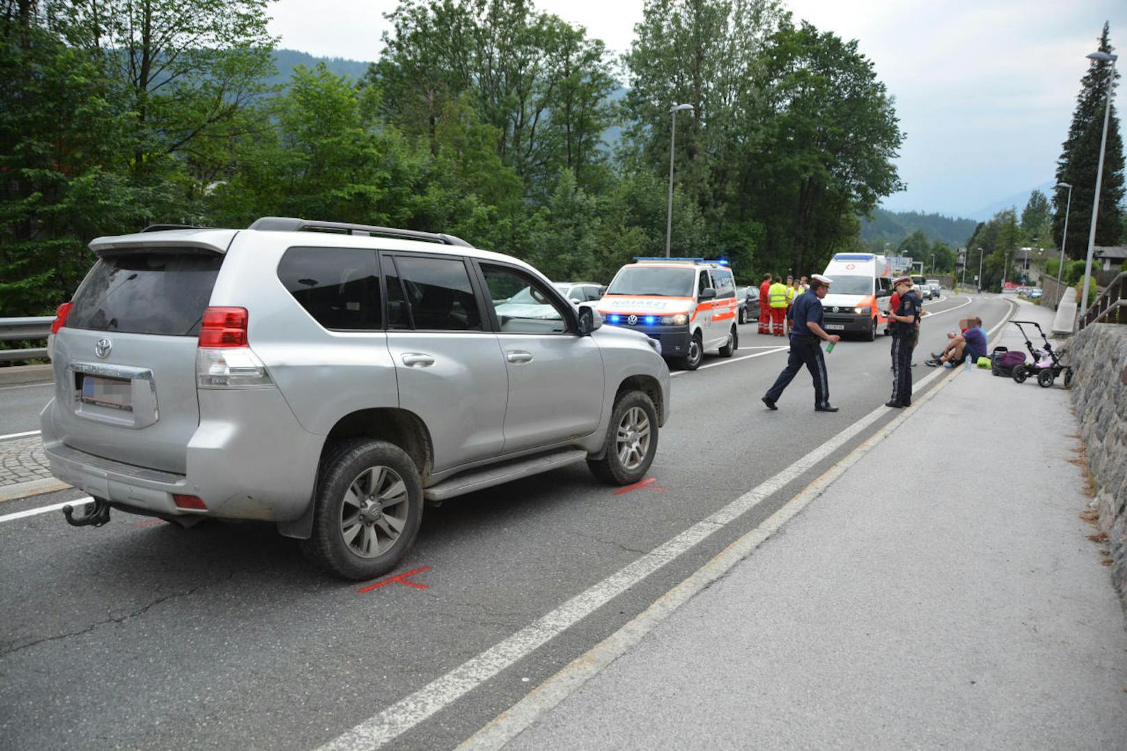 Der Lenker eines Toyota-SUV rammte am Donnerstagnachmittag einen Kinderwagen auf einem Zebrastreifen in Wörgl.