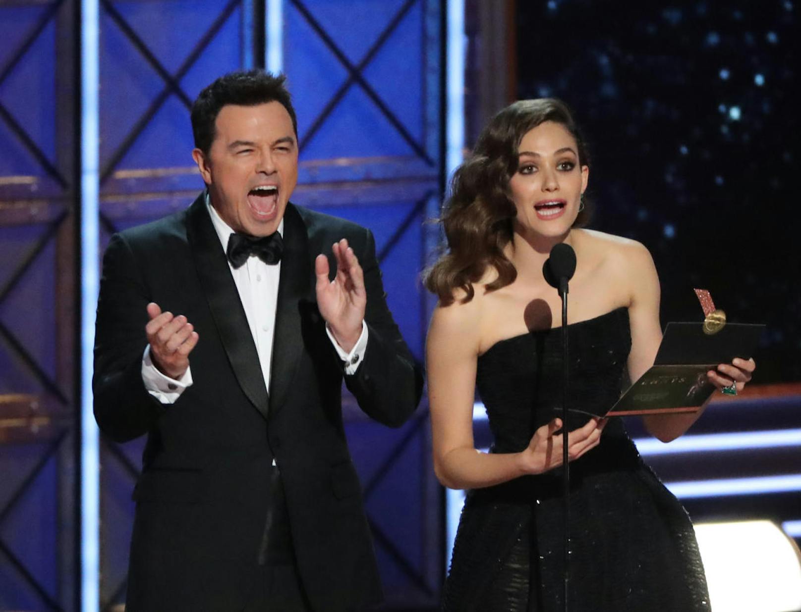 Seth MacFarlene und Emmy Rossum überreichen den Emmy für das beste Drehbuch für eine Limited Serie oder Movie