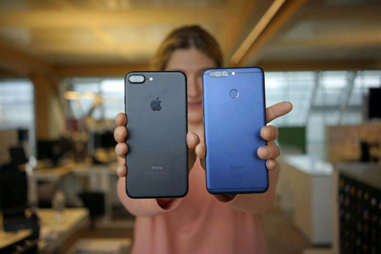 Das blaue Honor 8 Pro sieht dem iPhone 7 Plus zum Verwechseln ähnlich.