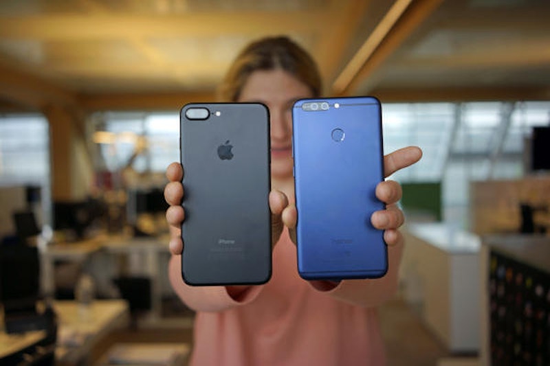 Das blaue Honor 8 Pro sieht dem iPhone 7 Plus zum Verwechseln ähnlich.