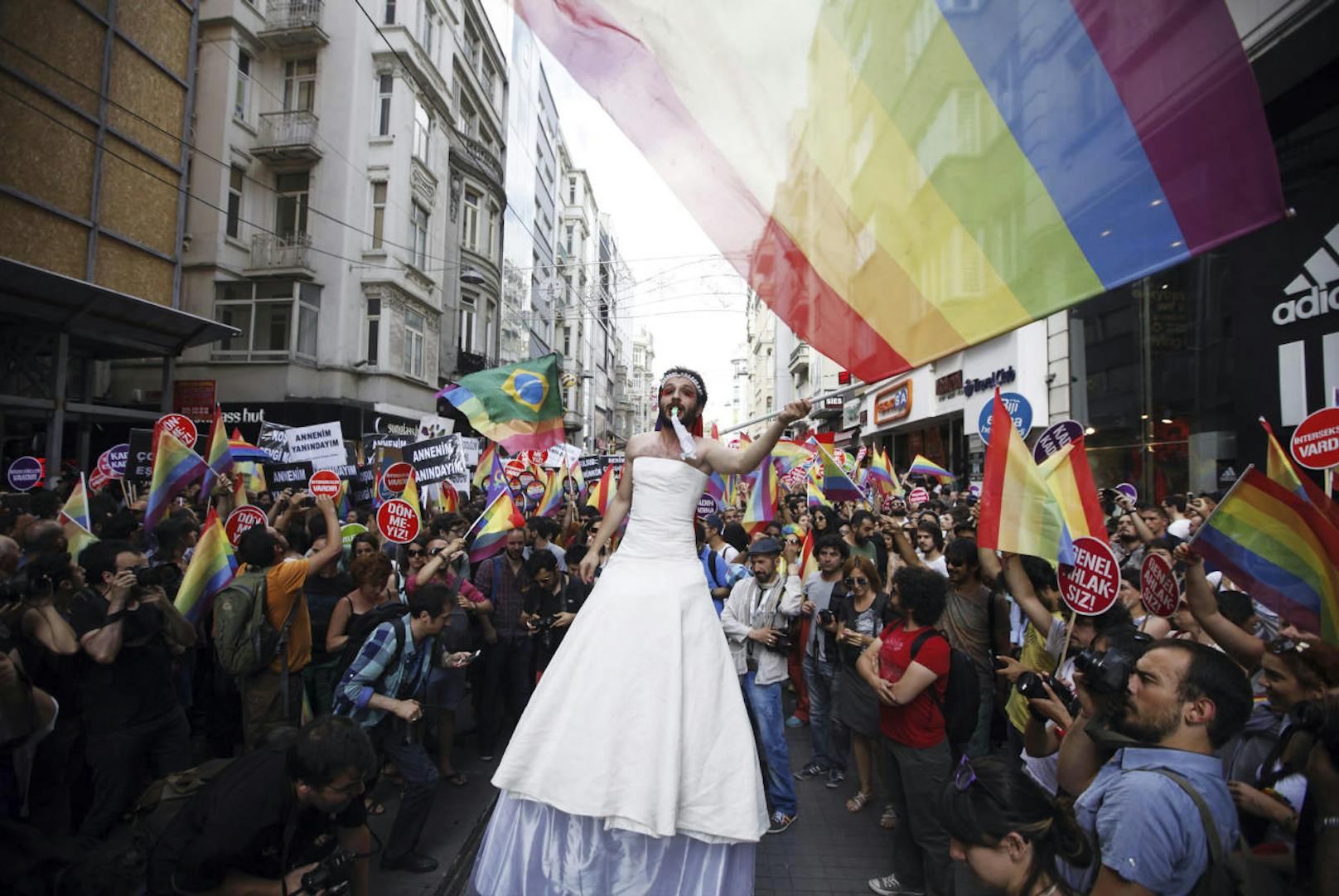 Ab 2014 wurde der Umzug für die Rechte von Homosexuellen dann vom Gouverneur verboten