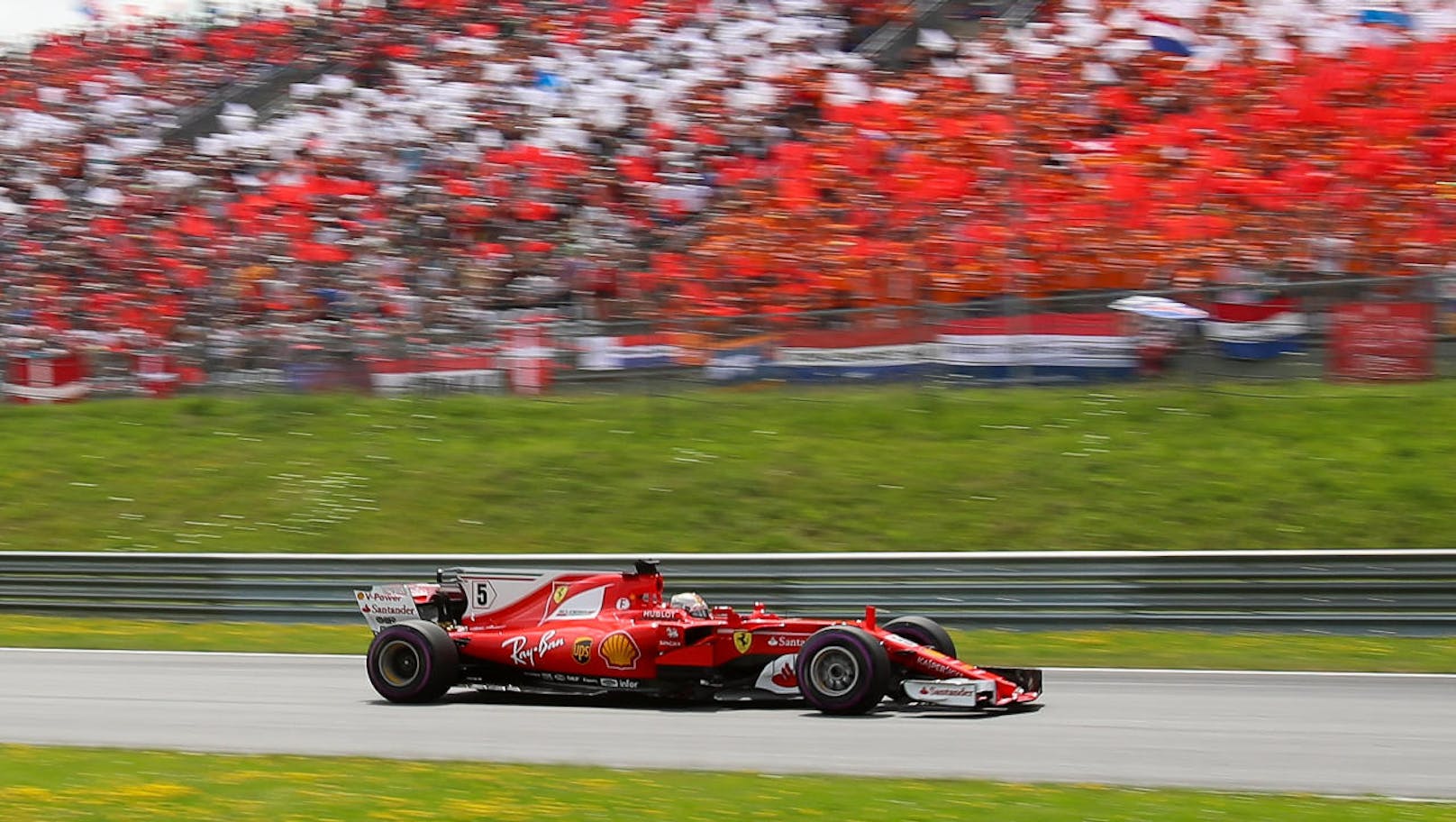 ...Sebastian Vettel folgte ihm mit seinem Ferrari auf dem zweiten Platz...