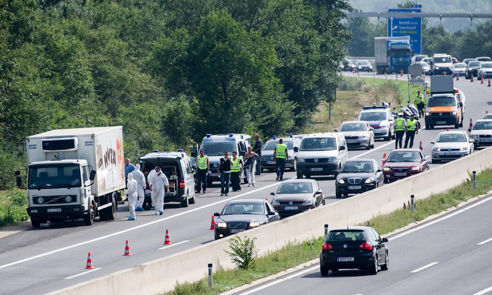 Deren Leichen wurden im Laderaum eines Kühl-Lkws bei Parndorf im Burgenland gefunden. Der Fahrer hatte den Laster einfach am Straßenrand der A4 abgestellt und war geflüchtet.