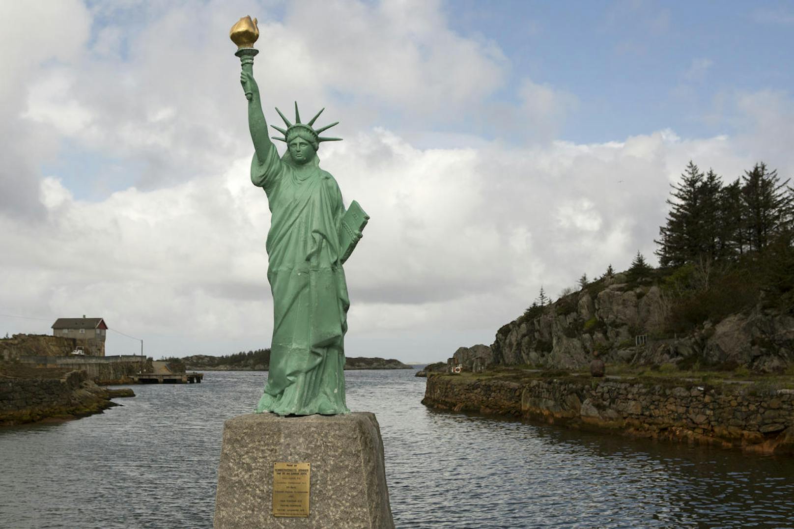 <b>Die norwegische Freiheitsstatue: </b>
Sie ist eine der bekanntesten Sehenswürdigkeiten der Welt: Die Freiheitsstatue im Hafen von New York. Das Monument auf Liberty Island wurde 1886 eingeweiht und war ein Geschenk von Frankreich, wo die Statue gebaut wurde, an die Vereinigten Staaten.
